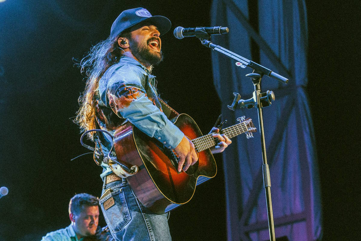 Ian Munsick performing on tour